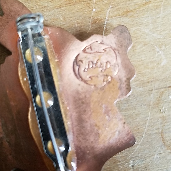 Alice in Wonderland white rabbit pin brooch - Picture 3 of 4